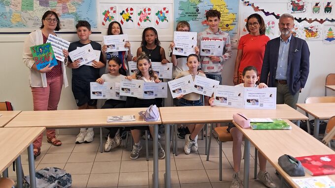 photo avec diplomes.jpg